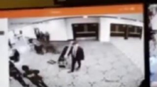 В гостинице Washington Hilton в Вашингтоне, где проходил ежегодный ужин Ассоциации корреспондентов Белого дома, задержан мужчина, открывший огонь.На мероприятии присутствовали Трамп с супругой, а также сотрудники его администрации. Сперва их эвакуировали, 