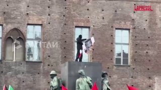 🇮🇹️ - Protesters in Turin burn a portrait of Italian Prime Minister Giorgia Maloney.