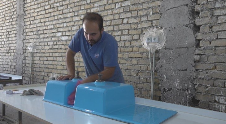 کانال اخبار استان زنجان: 🔻تداوم تولید در کارگاه سینک گرانیتی شیروانه کامیاران 🔴 کارگاه تولید سینک گرانیتی روستای شیروانه کامیاران در روزهای جنگ و