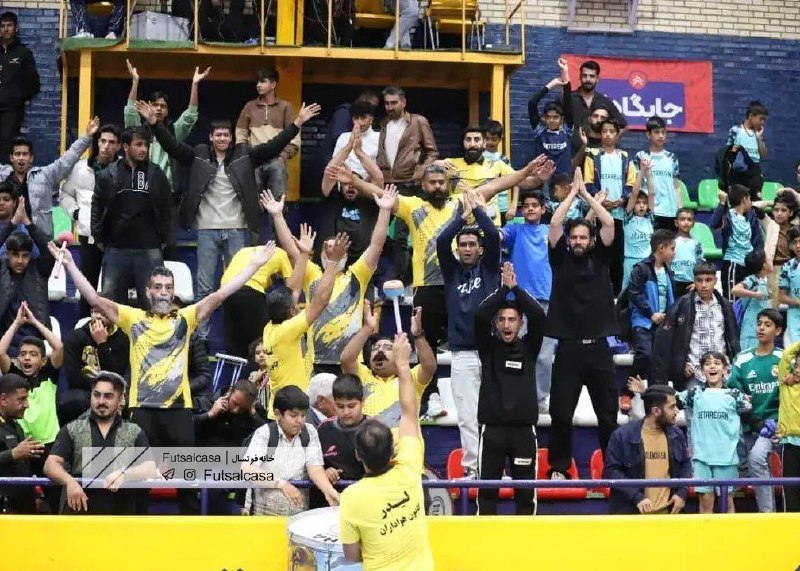 خانه فوتسال-Futsalcasa: 📌 در حاشیه دیدار گهر زمین سیرجان و شهرداری ساوه💢 گرامیداشت شهدای میناب روی سکو ها + عکسهواداران گهرزمین سیرجان در نخستین