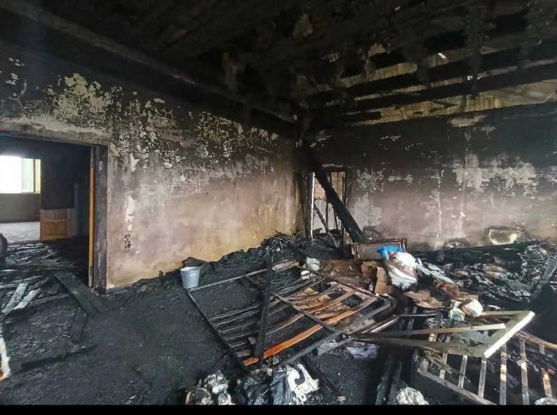 8 января, в доме, где проживали две семьи, произошёл пожар. По предварительной причине — замыкание электропроводки. Огонь уничтожил жильё полностью, до фото