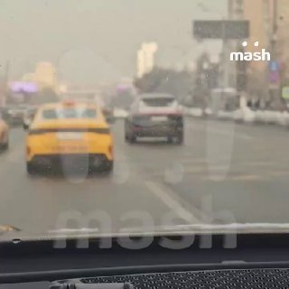 "У*бал, нах! У*бал, смотри"Наглядное пособие, как не надо управлять грузовиком (и не только), — в исполнении водителя большегруза, который шашковал на Варшавском шоссе в Москве и протаранил новенький "хёндай". ❗️ Подписывайся на Mash