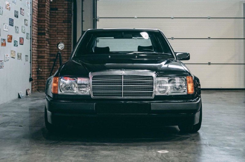 С конвейера этот автомобиль вышел как обычный семейный седан -Mercedes-Benz 300E. 5
