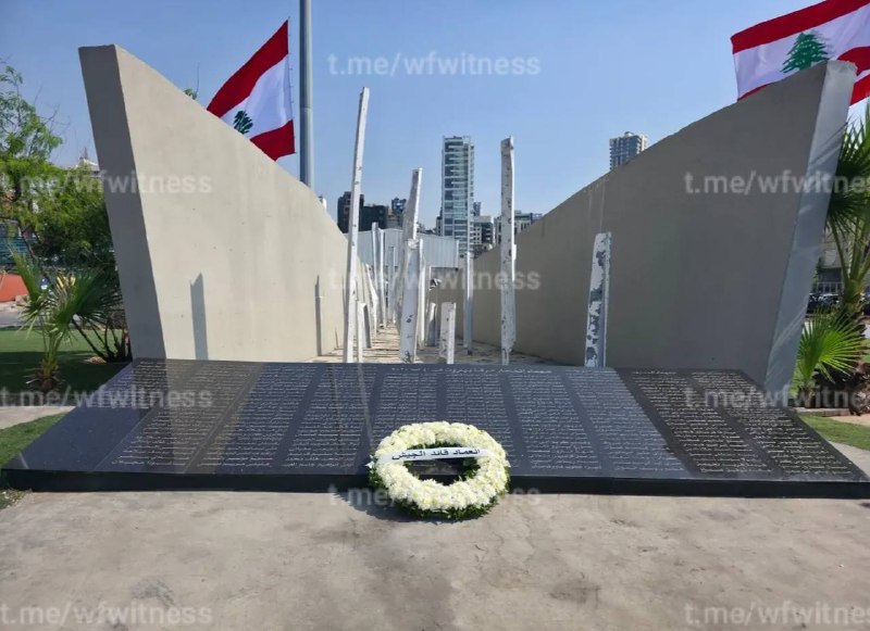 ️🇱🇧🇱🇧 מפקד צבא לבנון גנרל ראדולף הייקל הניח זר פרחים על פסל חללי פיצוץ נמל ביירות לכבוד זכרם.