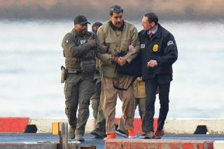 Задержан американский военный, участвовавший в подготовке операции по захвату Мадуро и делавший ставки на её исход, сообщает Минюст США.По версии следствия, имея доступ к засекреченной информации, 38-летний Гэннон Кен Ван Дайк в декабре сделал на Polymarke