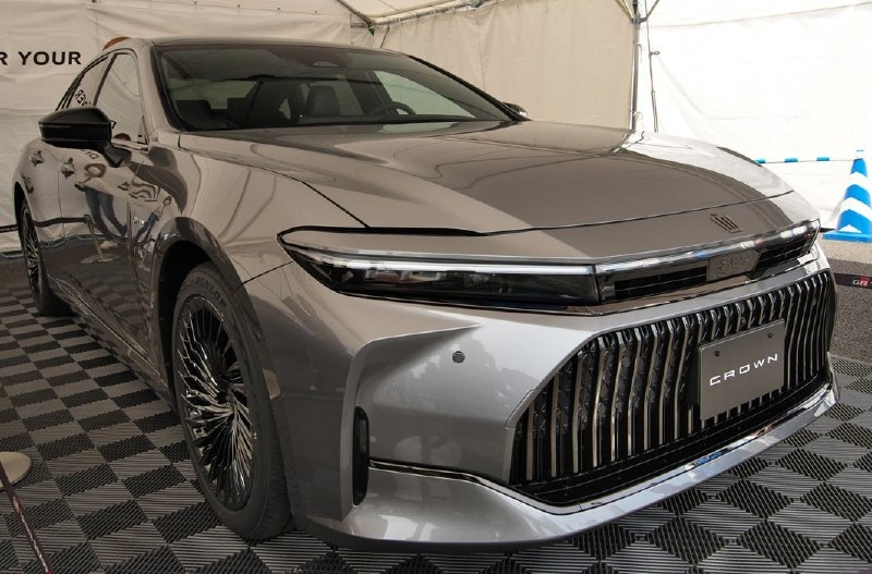 Сиденье седана Toyota Crown превратили в офисное кресло за $3 500 3