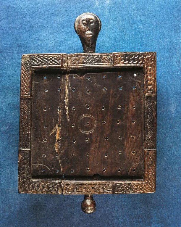 Тази 1000-годишна игрална дъска е изровена в Ирландия през 1932 г.