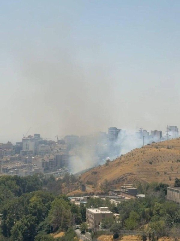 עשן בצפון טהראן: שריפה בשטחים ירוקים באווין