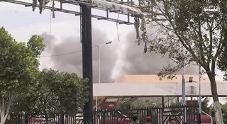סצנות ראשוניות של התוקפנות הסעודית המכוונת לנמל התעופה הבינלאומי בצנעא עם מספר פשיטות.