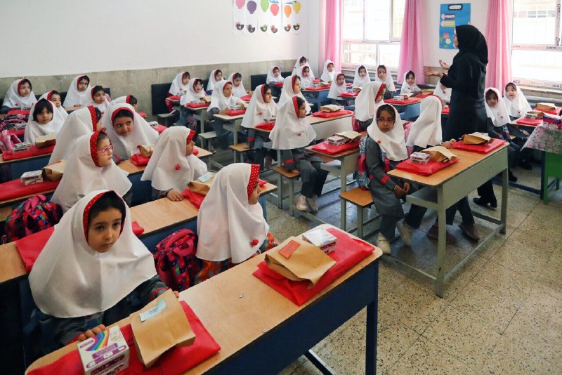 پیام‌ ما آنلاین: 🔷در آستانه سال تحصیلی جدید، نحوه فعالیت مدارس و کمبود اعتبار آنها همچنان در ابهام است🔶دشواری آموزش پایه در آغاز پاییز✍️ی