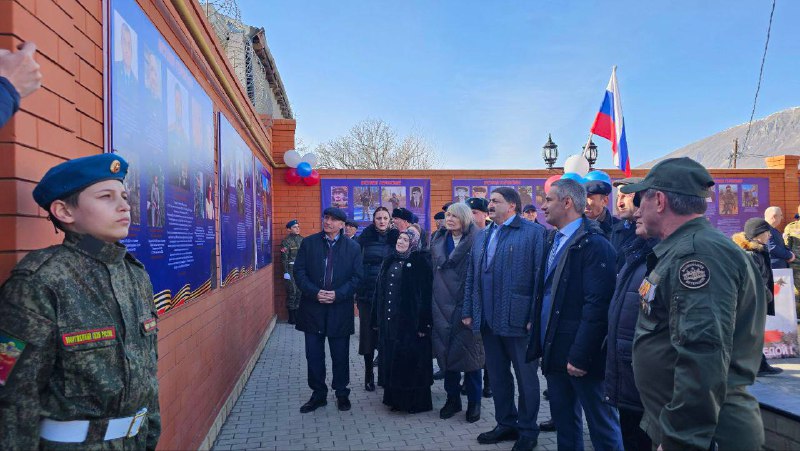 В Ботлихе стартовал проект «Истоки героизма». Мероприятие прошло на Центральной площади, где возложили цветы к мемориальным плитам погибшим участникам  фото