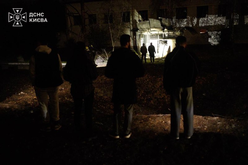 קייב תחת התקפת טילים בליסטיים: פיצוצים עזים בבירה ראש עיריית קייב ויטלי קליצ'קו דיווח כי מבני מחסנים נפגעו…