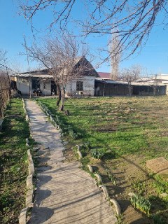 Uy uchastka hovli