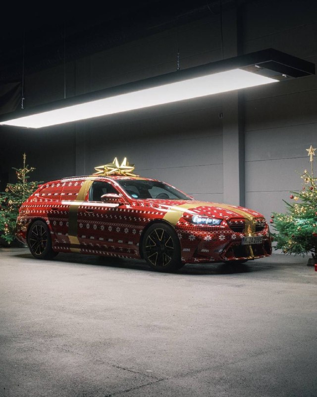 BMW показала суперуниверсал M5 TouringБаварцы преподнесли его как новогодний под
