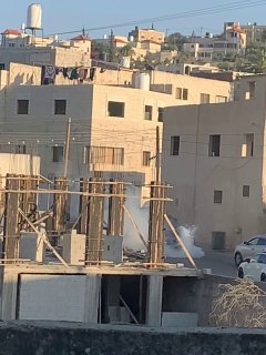 כוחות הכיבוש יורים פצצות גז מדמיע במהלך הפשיטה על הכפר מסליה, דרומית לג'נין.