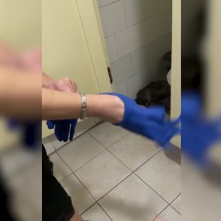 В Забайкалье студентка тайно родила ребёнка в туалете педколледжа, оставила его рядом с унитазом и ушла. К счастью, малыш выжил, сообщает местная благотворительная организация «Доброгород 03».Произошло это 23 ноября в посёлке Агинское. По данным волонтёров