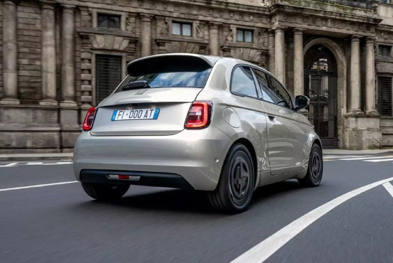Новый FIAT 500e получил версию от Armani