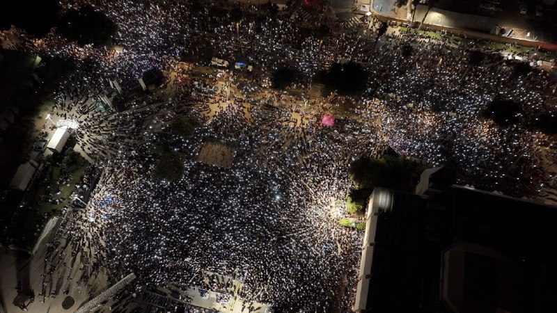 אלפי ישראלים יצאו לכיכר הבימה בתל אביב בהפגנות נגד המשטר, בדרישה לראש ממשלת ישראל נתניהו לתת דין וחשבון והק…