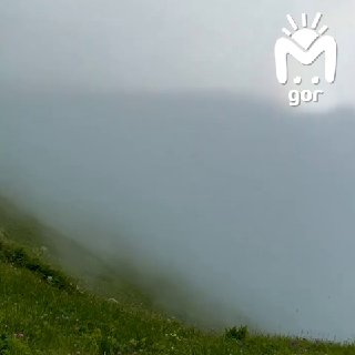 Горного призрака засняли в Осетии. Никакого кликбейта — так называется оптическое явление. Если в кайф поймать такое приведение, нужно стоять на склоне спиной к солнцу. Тогда ваша тень спроецируется на облака или туман внизу и превратится в гигантскую паря