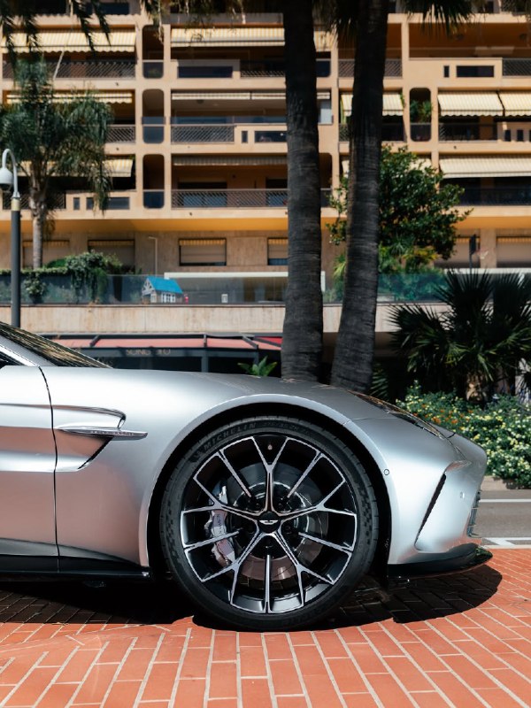 Aston Martin Vantage Roadster, кузов окрашен в цвет Q Spirit Silver, обивка салона выполнена из кожи 5