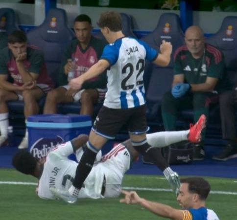Futball palang news: آرشیو وار:بازیکن اسپانیول باید سر این صحنه اخراج می‌شد.#MADRID @Futpalang_news