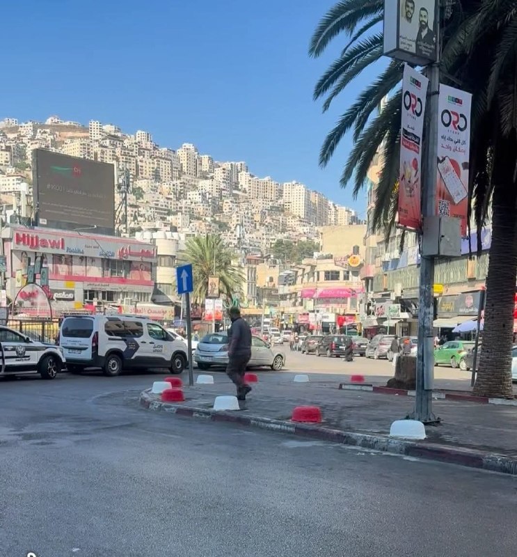 עיריית שכם מתחילה לצבוע ולצבוע את הכיפות שהציבה בכיכר.