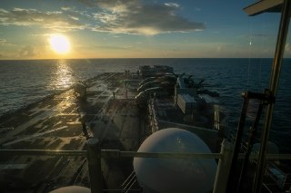 На Ближний Восток прибыл американский десантный корабль «Триполи», на борту которого находятся около 3500 моряков и морских пехотинцев, а также транспортные и ударные истребители, сообщает Центральное командование США.