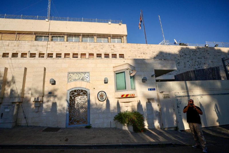 ישראל הורתה לקונסוליה הבריטית במזרח ירושלים לסגור תוך 30 יום ואמרה שהדיפלומטים שלה יאבדו את ההסמכה.
