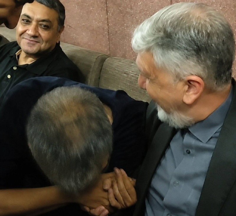 تدبیرپرس: خنده‌ای که به دست‌بوسی تعبیر شد🔹در حالیکه عادل فردوسی پور در کنار وزیر فرهنگ در مراسم یادبود اکبر عبدی شرکت کرده بودند. 