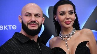 Оксана Самойлова не будет лишать Джигана родительских прав — только ограничит их на полгода.В суд пришли адвокаты блогерши, сама она в зале не появилась. Стороны не исключают мирового соглашения. Ограничения будут даны для исправления Джигана. На связь с О