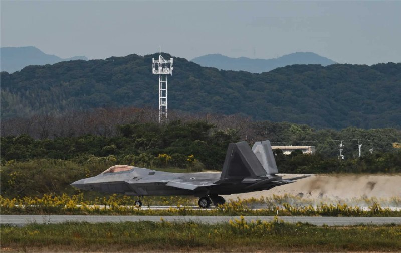 נסיגה של תעופה מהתקפה. מטוסי F-22 נפרסו לבסיס האוויר צויקי ביפן מטוסי קרב F-22 דורס של חיל האוויר האמריקאי…