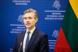 Добрейший вечерок от главы МИД Литвы Кестутис Будрис, который призвал НАТО атаковать Калининград, чтобы "показать русским", кто здесь главный. Своими глубокими мыслями он поделился в интервью швейцарской Neue Zürcher Zeitung. Заявил, что у альянса есть всё