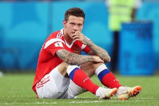 Федор Смолов заключил мировое соглашение с потерпевшим по делу о драке в кафе и выплатил ему четыре миллиона рублей, сообщила ТАСС адвокат футболиста Варвара Кнутова.  По ее словам, теперь потерпевший должен попросить в суде о прекращении уголовного дела в