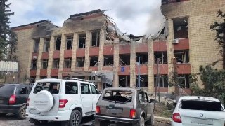 18 человек ранены в результате удара беспилотников по зданию администрации Марковского муниципального округа в подконтрольной России части Луганской области, три человека в тяжелом состоянии, сообщают местные власти.