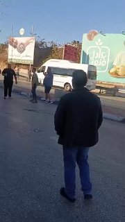 מתנחלים תוקפים אזרחים פלסטינים בכניסה לראס אלג'ורה, צפונית לחברון.