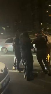בקייב גברים בבגדים אזרחיים חטפו צעיר לאחר שריססו אותו בגז, כך לפי דפי מדיה חברתית מקומית. כאשר עוברי אורח נ…