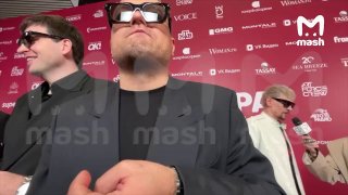 Участники группы "Те100стерон", исполнившей хит "Это не женщина — это беда", ушли из музыки из-за невостребованности и стали заниматься ремонтом автомобилей. Благодаря повышению утильсбора бизнес идёт неплохо: братья чинят двигатели и реставрируют днища ма