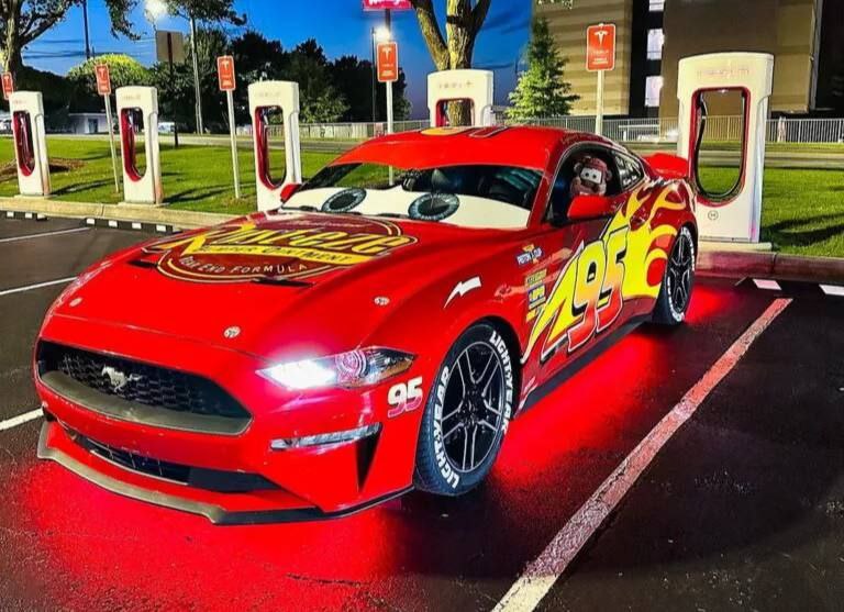 Владелец нового Ford Mustang GT превратил свой автомобиль в Молнию Маккуина 4