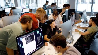 Бигтех-компании драйвят ИИ-образование в России вместе с университетами Эксперты J'son &amp; Partners Consulting проанализировали подходы к подготовке специалистов по искусственному интеллекту в России, Китае и США.В США ключевую роль играют университеты, 