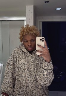 Американского певца D4vd (Дэвида Берка) обвинили в убийстве 14-летней девочки, сообщает Associated Press со ссылкой на окружную прокуратуру Лос-Анджелеса.По версии следствия, Селесту Ривас Эрнандес, сбежавшую из дома в 2024 году, в последний раз видели жив