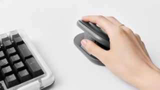 ХобаLogitech выпустила мышь Pebble Up, которая из компактной и плоской раскрывается в более удобную — верхняя половина поднимается примерно на 35°.В остальном это обычная мышь серии Pebble, с таким же дизайном. Цена в Китае — 279 юаней (~3380 рублей).rozet