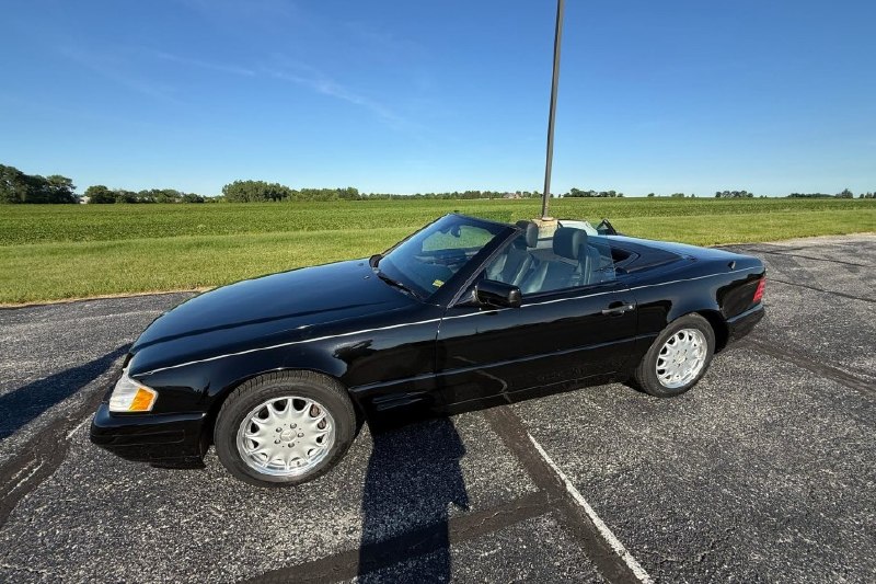 🚗✨ Почему 1998‑й Mercedes‑Бенц SL‑500 с трёхчернью всё ещё в центре вниманияВ н
