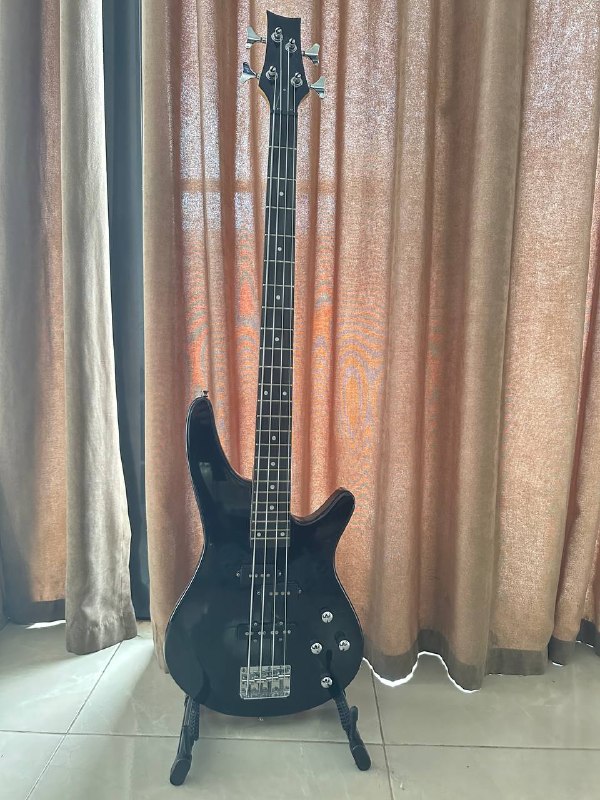 Продам бас и чехол, мини-комбик (10W), стойку, тюнер — фото 1