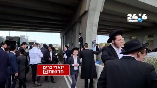 🇮🇱 The blockades in the Yavneh garden in the surprise demonstration now. Yoeli Barim.