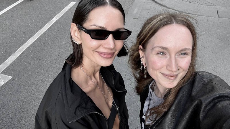 История знакомства с Машей🖤🖤🖤Мы только запустили бренд - сделали первую отгрузку в Poison. По факту, даже не запустили, так как ожидали появления украшений на сайте и в оффлайн. В инстаграме было 0 постов, 0 подписчиков (ну кроме команды конечно) и никаких анонсов.Маша была в Москве по работе, зашла в PD и увидела украшения нового бренда)Поставку только что получили и пока стилисты разбирались с ценами, Машуля примеряла новиночки)))Так у нас появился первый подписчик и взаимная любовь с первого взгляда - сначала знакомство в инсте, потом в Питере, ну и закрутилось завертелось)))Люблю 🖤🖤🖤История знакомства с Машей🖤🖤🖤Мы только запустили бренд - сделали первую отгрузку в Poison. По факту, даже не запустили, так как ожидали появления украшений на сайте и в оффлайн. В инстаграме было 0 постов, 0 подписчиков (ну кроме команды конечно) и никаких анонсов.Маша была в Москве по работе, зашла в PD и увидела украшения нового бренда)Поставку только что получили и пока стилисты разбирались с ценами, Машуля примеряла новиночки)))Так у нас появился первый подписчик и взаимная любовь с первого взгляда - сначала знакомство в инсте, потом в Питере, ну и закрутилось завертелось)))Люблю 🖤🖤🖤