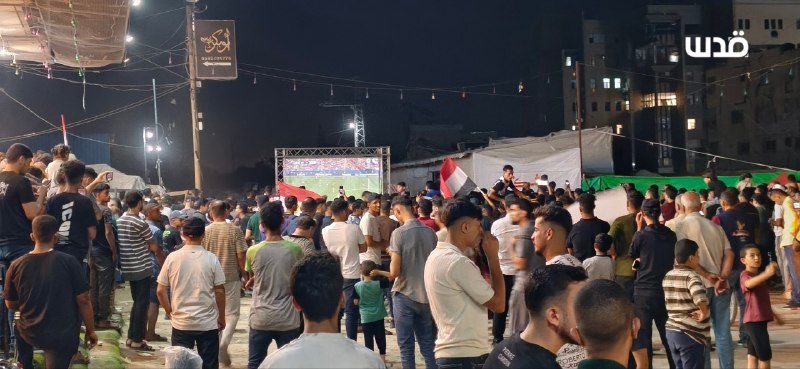 מסכי הקרנה בעזה: תושבים מעודדים את מצרים במשחק המונדיאל