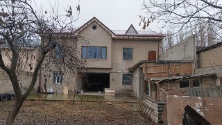 Hovli uy sotiladi