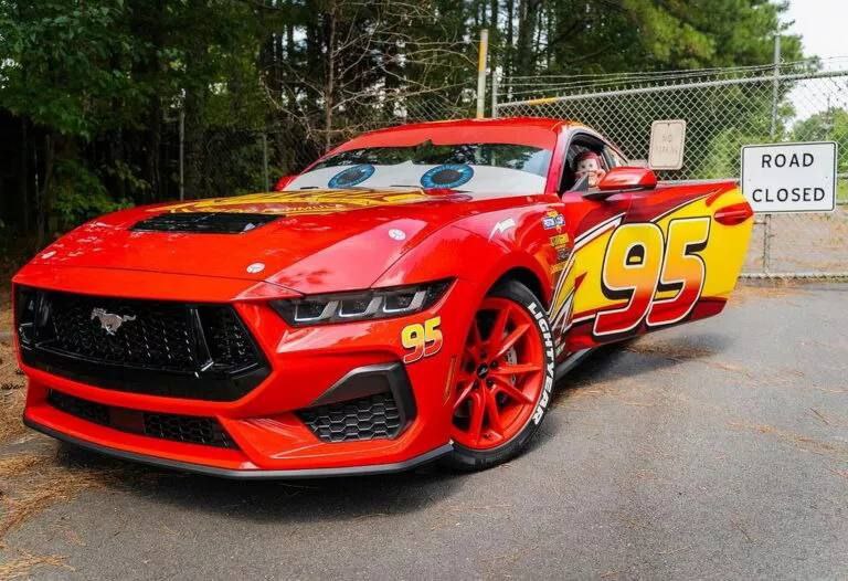 Владелец нового Ford Mustang GT превратил свой автомобиль в Молнию Маккуина