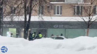 В Москве задержали девушку, возлагавшую цветы к памятнику Леси УкраинкиОб этом сообщает SOTAvision со ссылкой на очевидцев. По их словам, ее отвели в полицейскую машину и увезли сразу после возложения цветов. Что ей вменяют, пока неизвестно.SOTAvision пише