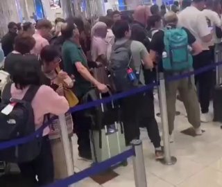 תושבי דובאי בורחים מאיחוד האמירויות עקב אפשרות של התקפות תגמול מצד איראן על בסיסים אמריקאים באיחוד האמירויו…